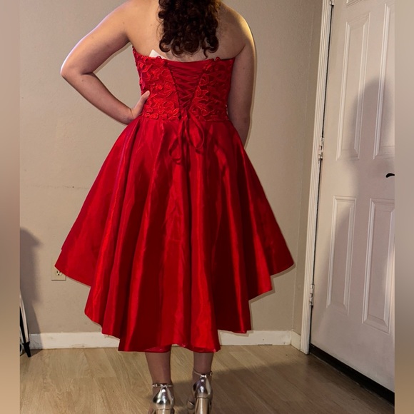 Selling my daughter's Prom Dress. Beautiful and stunning look - Picture 4 of 4